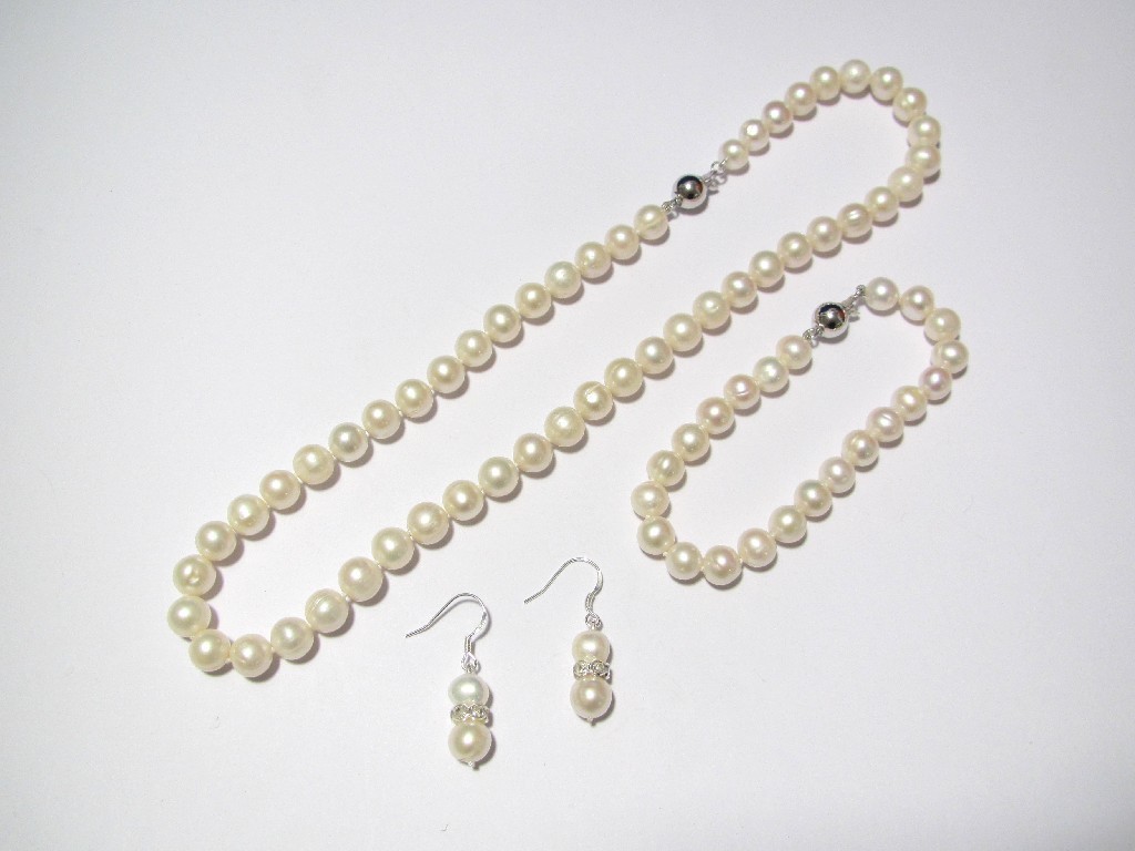 Appraisal: An Akoya freshwater pearl necklace of uniform size a matching