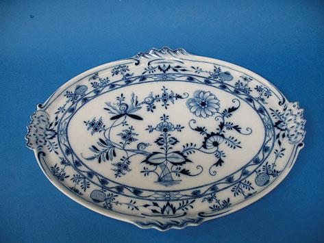 Appraisal: A LATE MEISSEN BLUE AND WHITE OVAL SERVING PLATE transfer