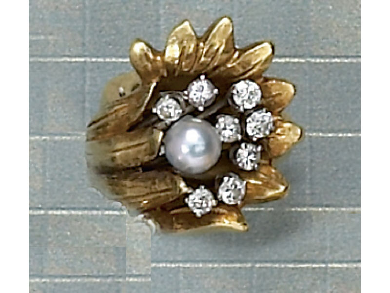 Appraisal: PEARL AND DIAMOND RING k yellow gold textured shooting star