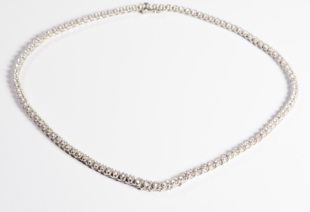 Appraisal: A DIAMOND AND FOURTEEN KARAT WHITE GOLD RIVIERE NECKLACE set