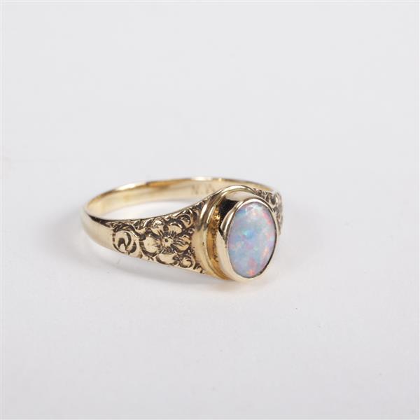 Appraisal: Antique yellow gold k opal estate ring dwt Size