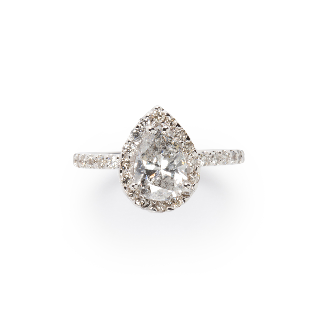 Appraisal: A DIAMOND AND EIGHTEEN KARAT WHITE GOLD RING A diamond