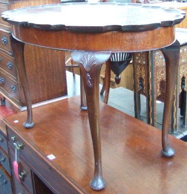 Appraisal: An Edwardian mahogany oval occasional table with a pie crust