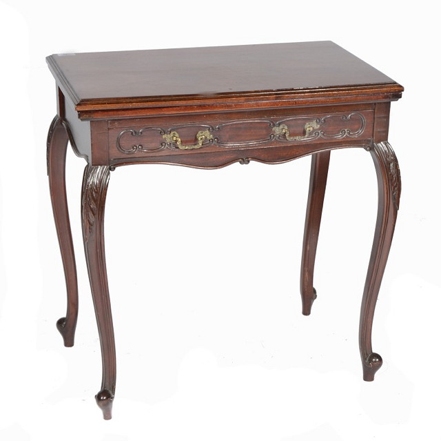 Appraisal: AN EDWARDIAN MAHOGANY CARD TABLE with fold over top fitted