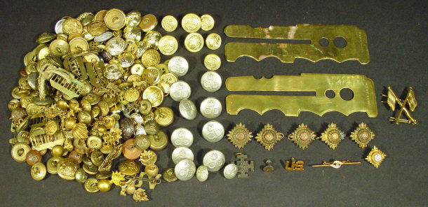 Appraisal: Extensive collection of predominantly British buttons and badges