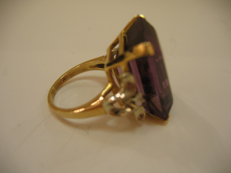 Appraisal: AMETHYST RING k yellow gold lady's ring with white gold