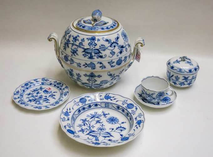 Appraisal: MEISSEN BLUE ONION FINE CHINA SET seventeen pieces comprised of