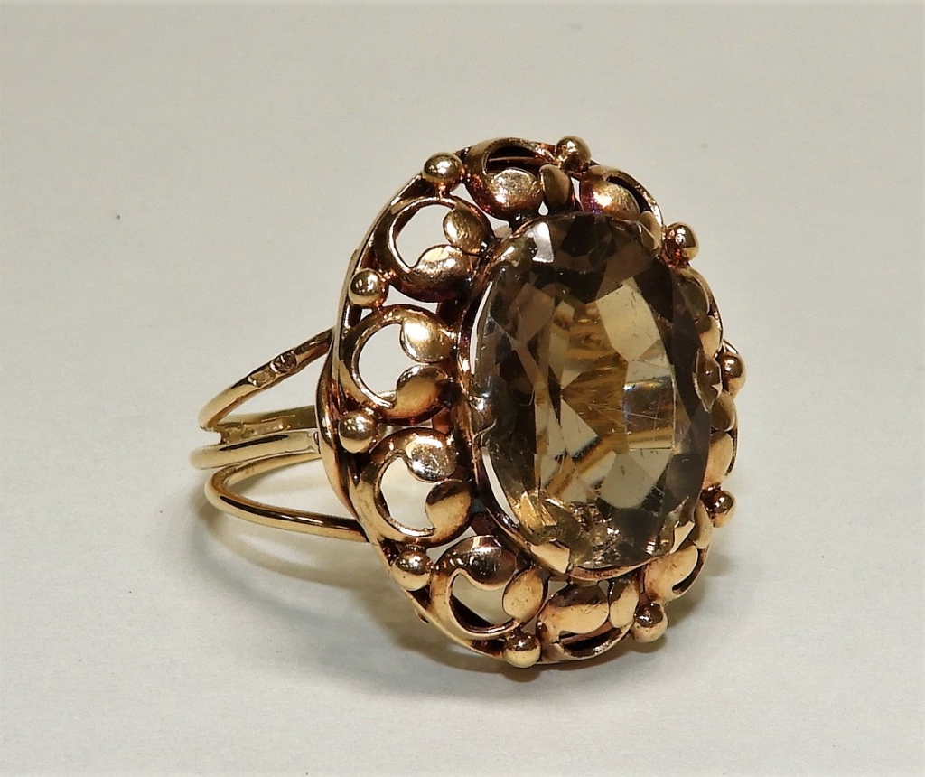 Appraisal: SMOKEY TOPAZ K GOLD LADIES COCKTAIL RING th CenturySmokey topaz