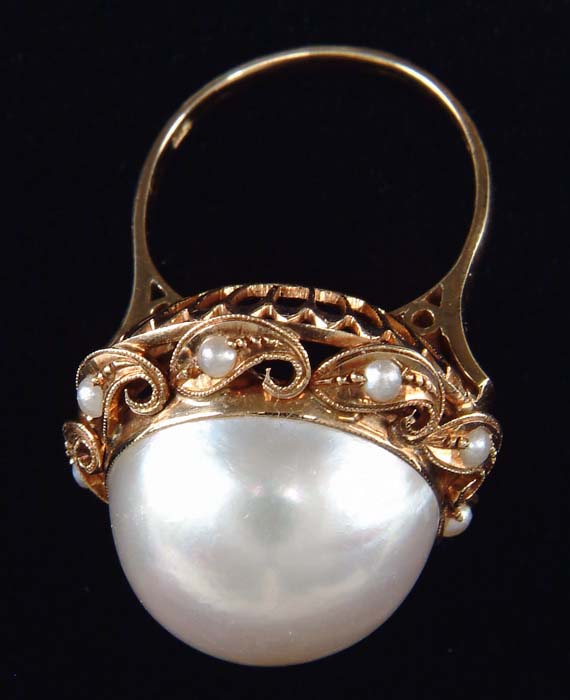 Appraisal: PEARL RING kt yellow gold ring is set with a