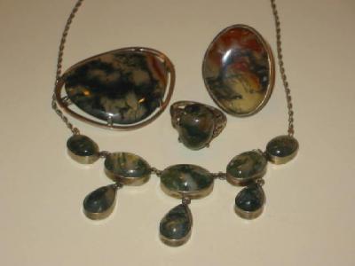 Appraisal: A MOSS AGATE NECKLACE comprising five graduated oval cabochons hanging