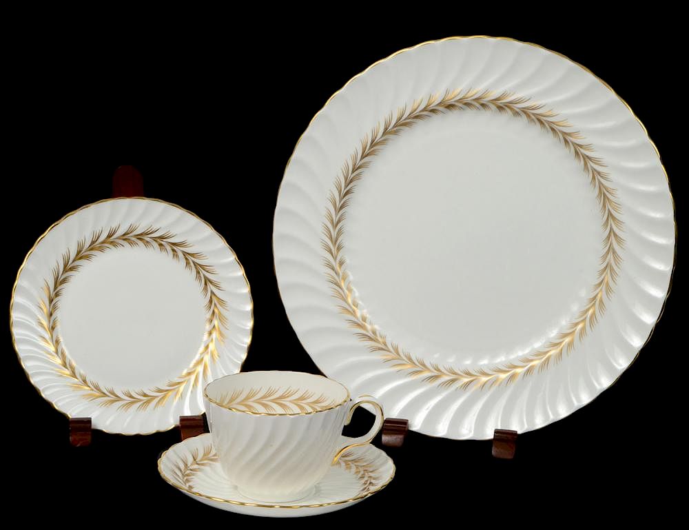 Appraisal: ENGLISH ONE HUNDRED TWENTY-TWO PIECE PORCELAIN DINNER SERVICE Marked Aynsley