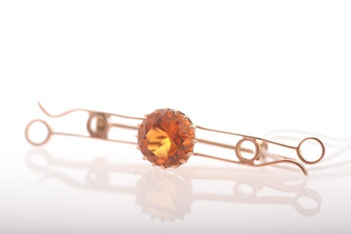 Appraisal: A CITRINE BAR BROOCH IN CT GOLD