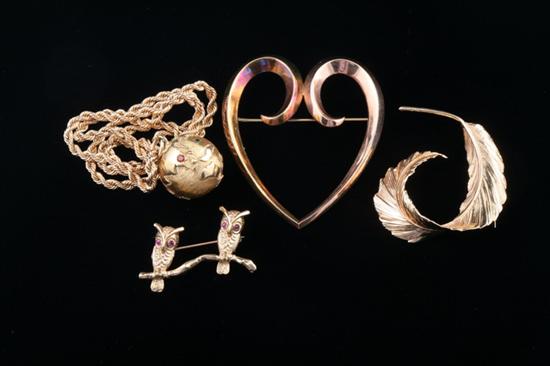 Appraisal: FIVE PIECES YELLOW GOLD JEWELRY Smooth and textured globe form