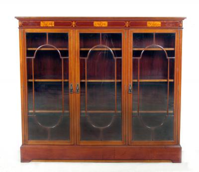 Appraisal: AN EDWARDIAN MAHOGANY BOOKCASE of shallow oblong form with stringing