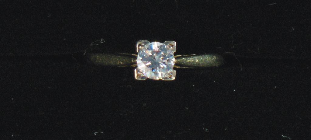 Appraisal: A DIAMOND SOLITAIRE RING the central round brilliant-cut diamond circa