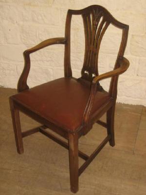 Appraisal: A SET OF EIGHT MAHOGANY DINING CHAIRS of Georgian design