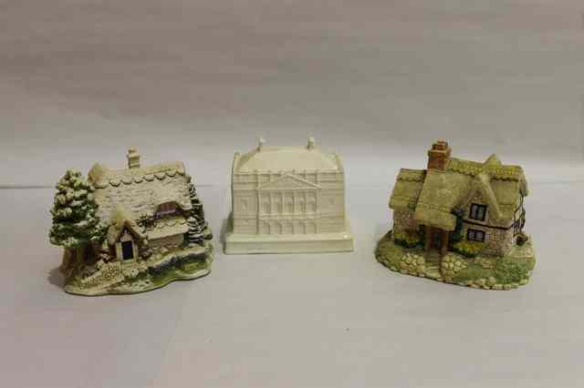 Appraisal: A SMALL COLLECTION OF LILLIPUT LANE COTTAGES and one other