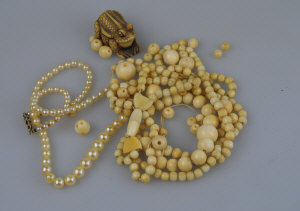 Appraisal: Single row of graduated cultured pearl necklace on yellow gold