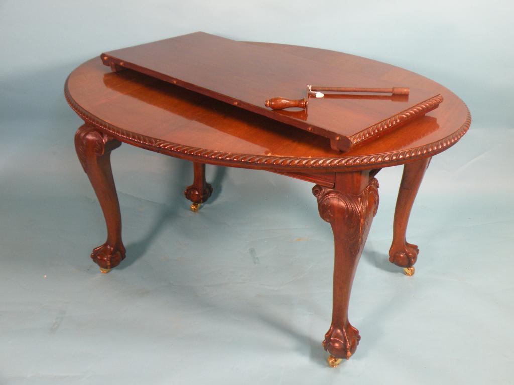 Appraisal: An Edwardian mahogany oval extending dining table with a gadrooned