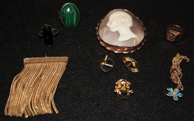 Appraisal: A SMALL COLLECTION OF MISCELLANEOUS JEWELLERY including a Victorian cameo