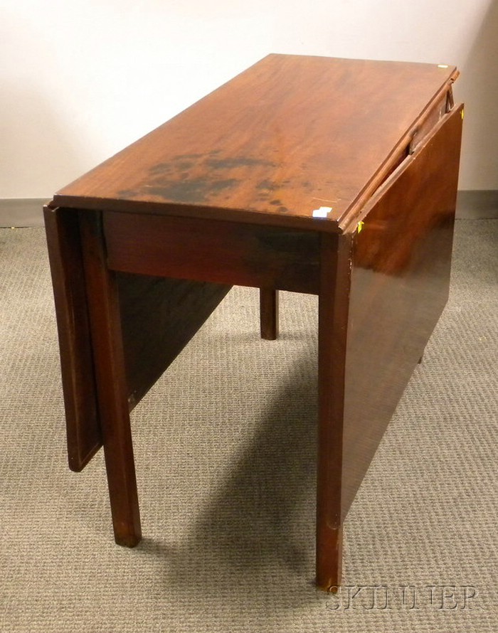 Appraisal: English Chippendale Mahogany Drop-leaf Table ht lg in