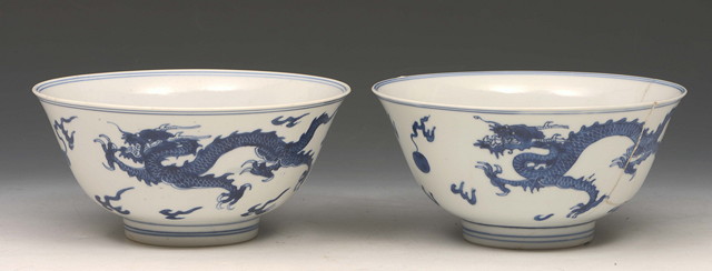 Appraisal: A PAIR OF CHINESE BLUE AND WHITE BOWLS dragons guarding