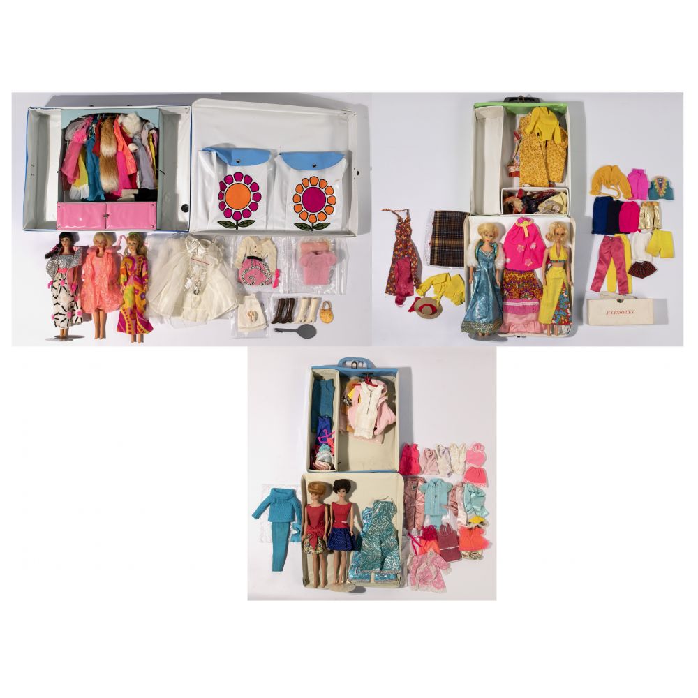 Appraisal: MATTEL BARBIE DOLLS CLOTHES AND CASE ASSORTMENTIncluding bubble cut Barbies