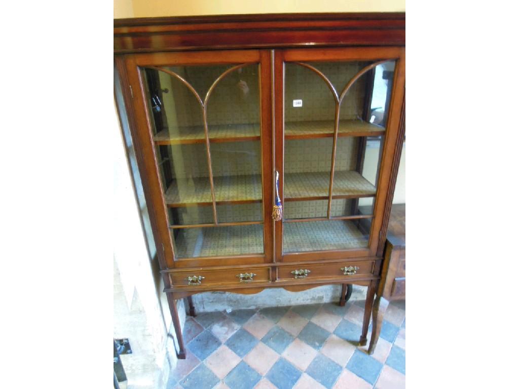 Appraisal: An Edwardian mahogany display cabinet enclosed by a pair of