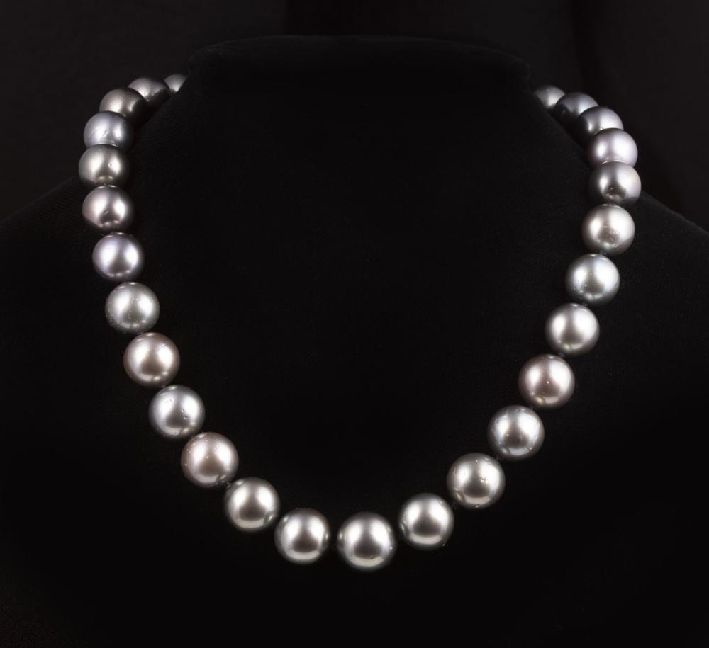 Appraisal: kt White Gold and Tahitian Pearl Necklace round dark gray