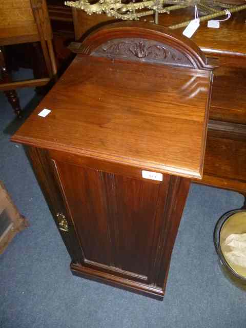 Appraisal: A VICTORIAN MAHOGANY POT CUPBOARD with low raised back and