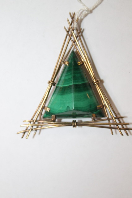 Appraisal: A CT GOLD BAR BROOCH of stylised triangular form with