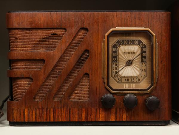 Appraisal: A S PHILCO WOOD CASE TABLE TOP RADIOAs shown with