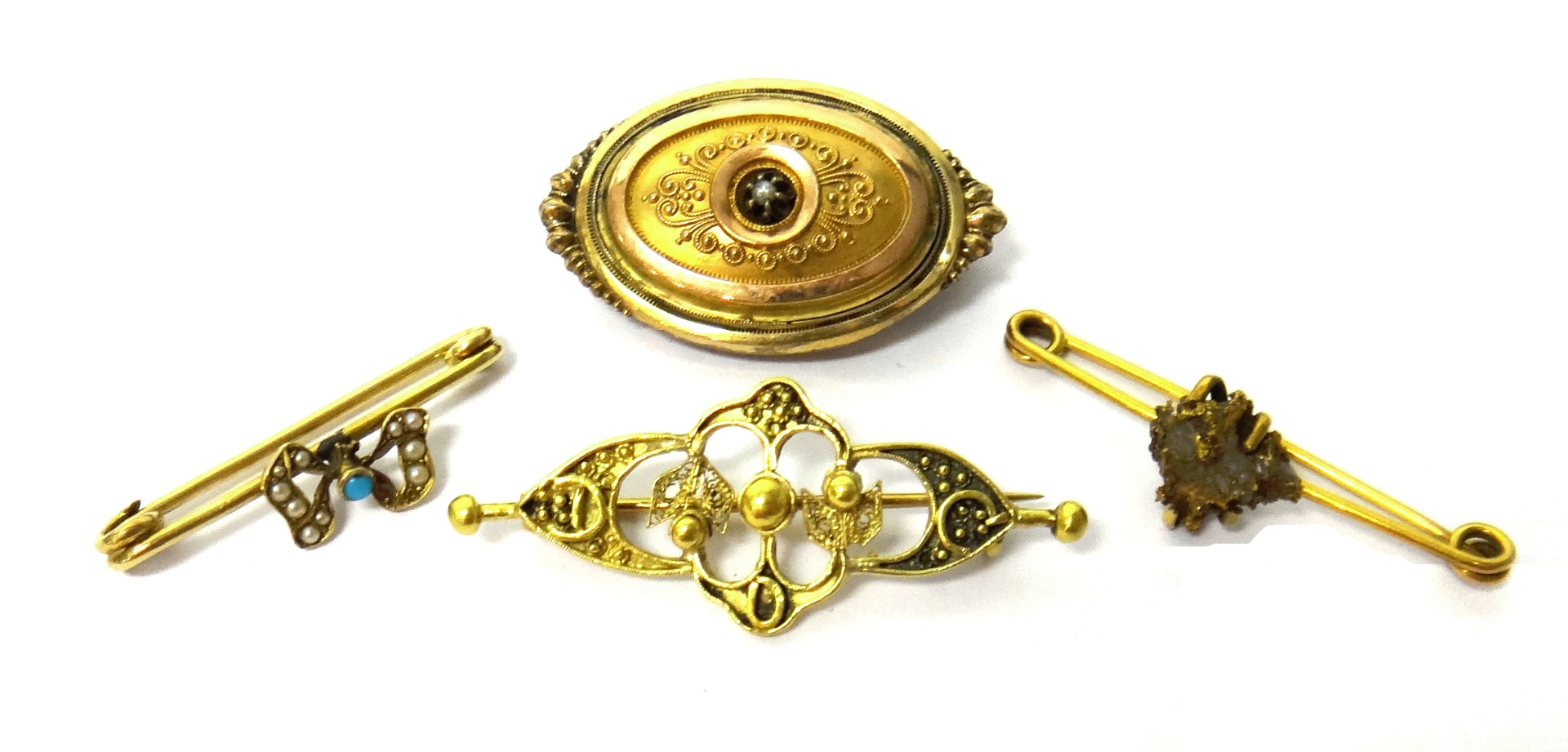 Appraisal: A gold brooch in a filigree design with foliate motifs