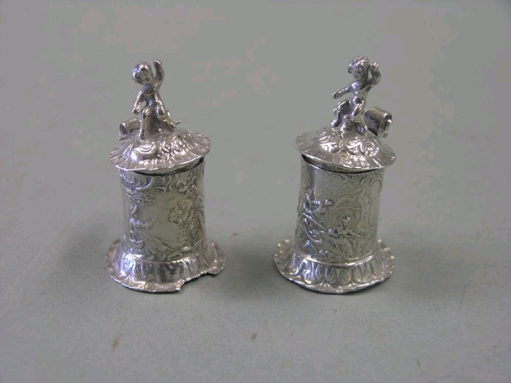 Appraisal: A pair of miniature Dutch silver tankards each with hinged