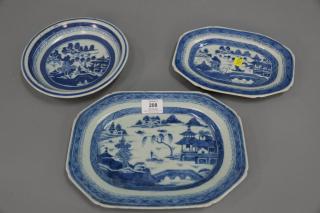 Appraisal: Canton three piece lot including two small trays and one