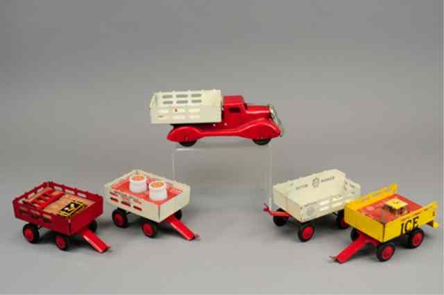 Appraisal: MARX -PIECE TRANSPORTATION SET Pressed steel features cab with open