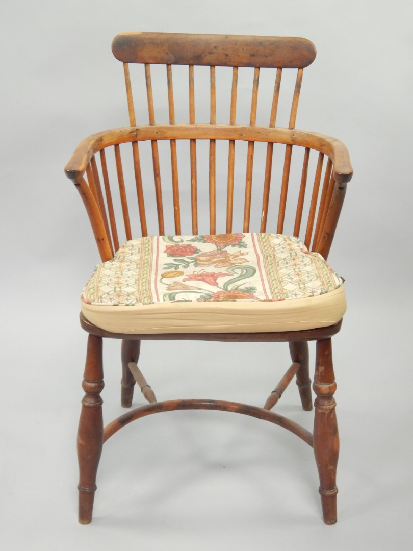 Appraisal: A thC yew and elm Windsor chair with low comb