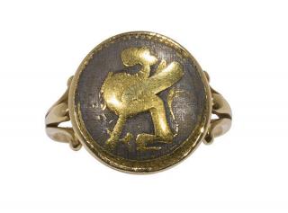 Appraisal: Damascene k yellow gold ring Damascene k yellow gold ring