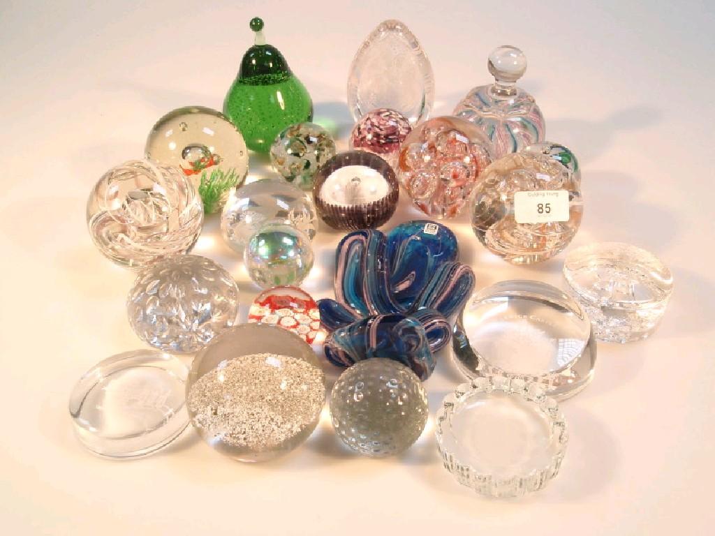 Appraisal: A collection of twenty two modern glass paperweights