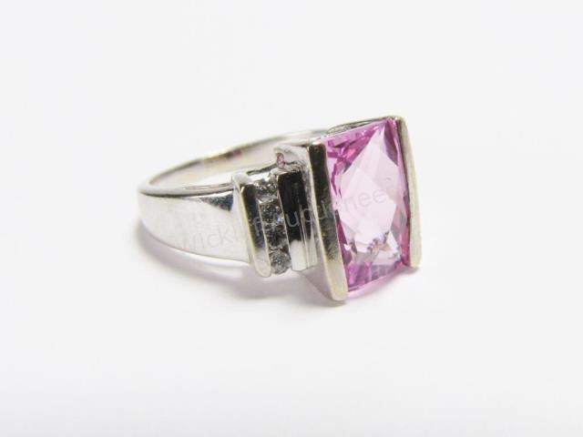 Appraisal: A K white gold fashion ring with rectangular pink quartz