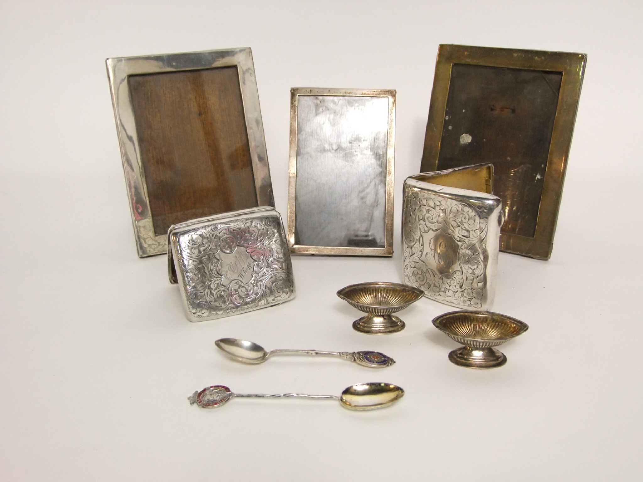 Appraisal: A pair of Edwardian silver easel back picture frames indecipherable