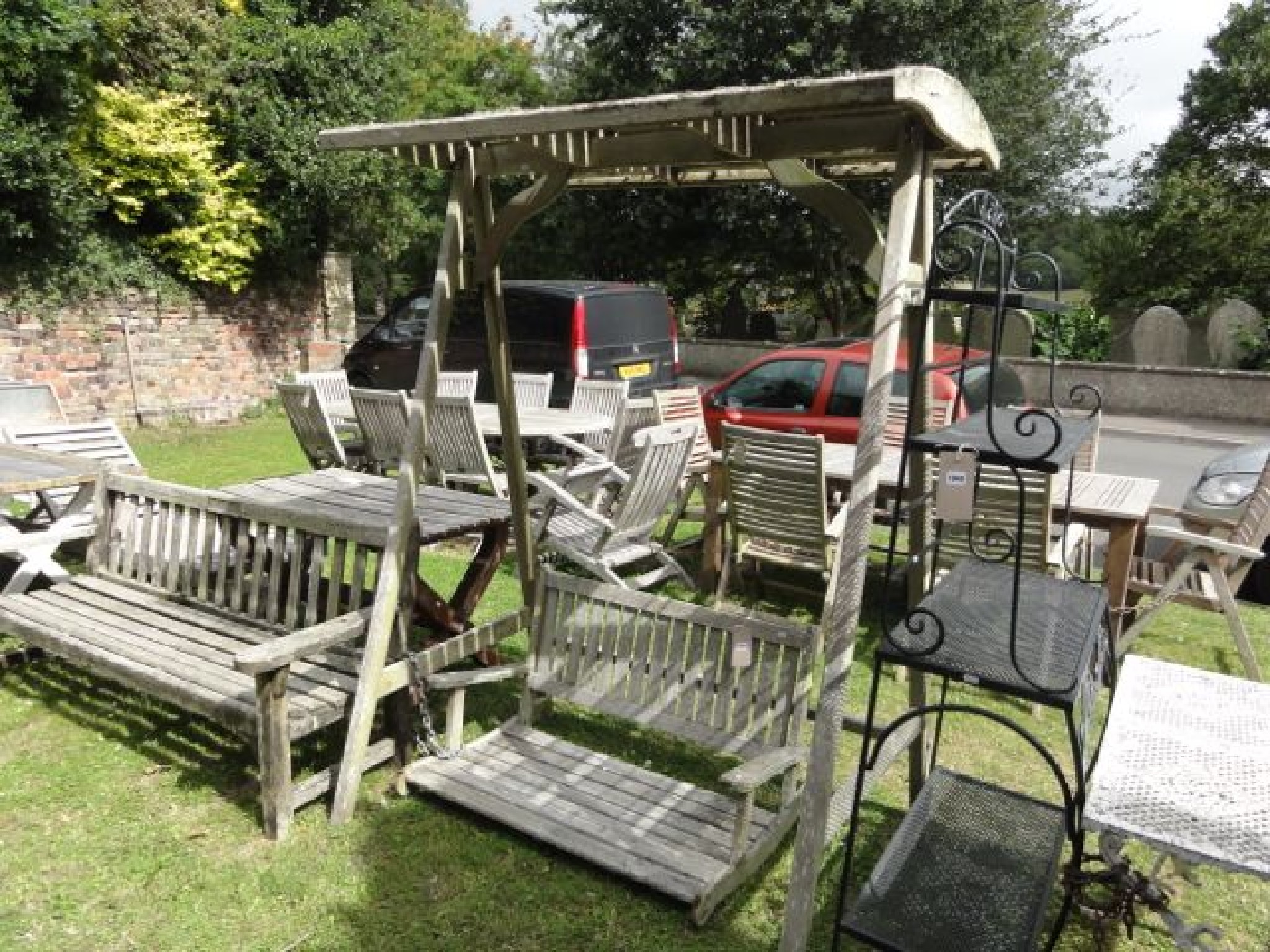 Appraisal: A good quality weathered contemporary teak garden swing with domed