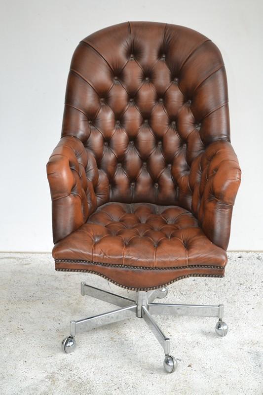 Appraisal: A FINE LEATHER BUTTON BACK OFFICE CHAIR MISSING A WHEEL