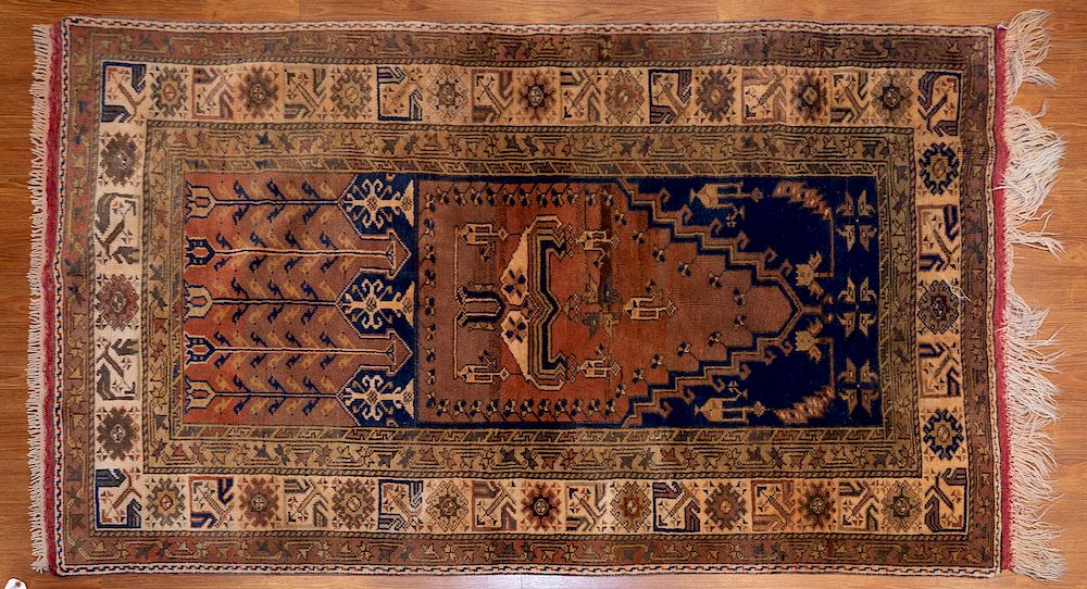 Appraisal: Turkish Taspinar Rug x hand knotted wool foundation Condition Appears