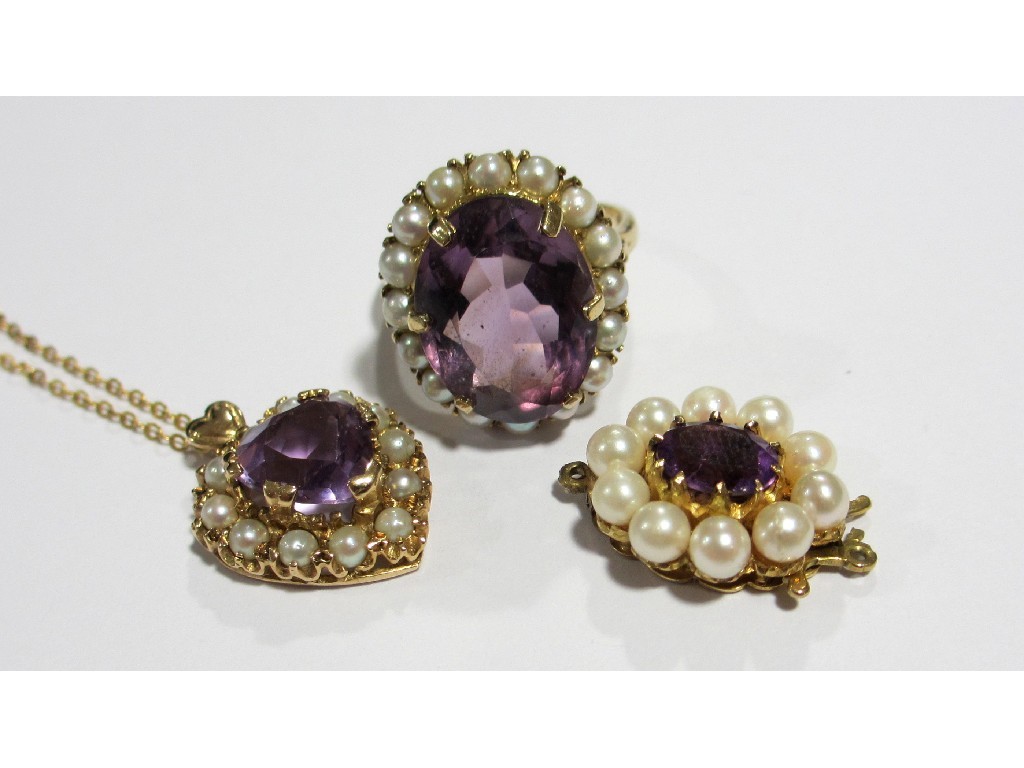 Appraisal: An attractive amethyst and pearl dress ring the large oval