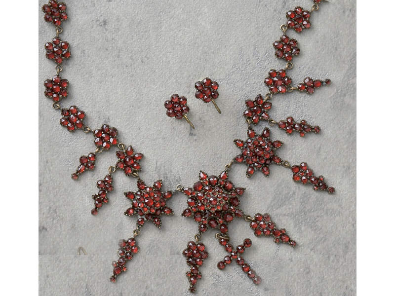 Appraisal: VICTORIAN SWAG GARNET NECKLACE AND EARRINGS A gold vermeil necklace