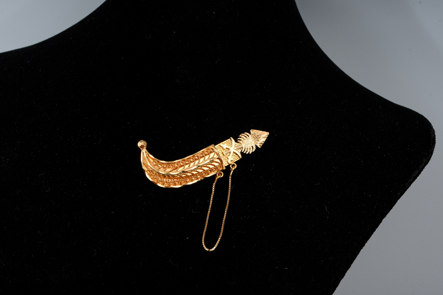 Appraisal: K GOLD SWORD SHEATH BROOCH K yellow gold scabbard in