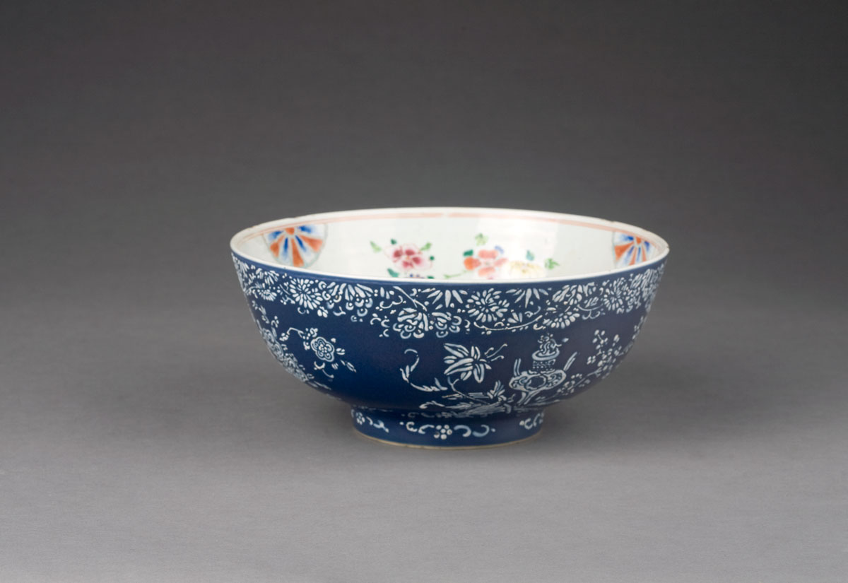 Appraisal: CHINESE EXPORT PORCELAIN BOWL WITH AN HUA DECORATION ON A