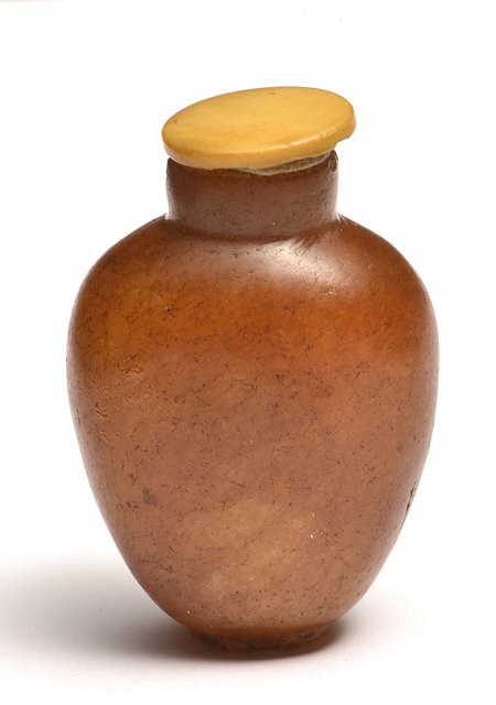 Appraisal: A CHINESE OVOID BROWN CHALCEDONY SNUFF BOTTLE -