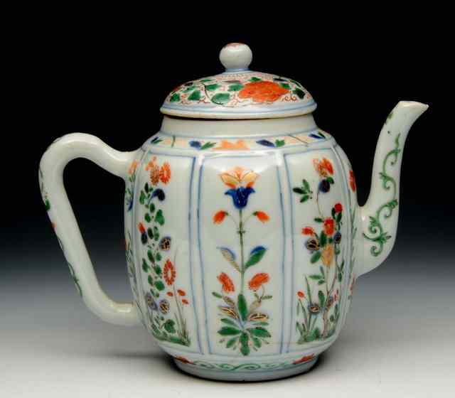 Appraisal: AN TH CENTURY CHINESE PORCELAIN TEAPOT with associated cover decorated